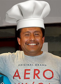 Mini Me! aka CHEF OOMPA-LOOMPA - Excelente chef, sociable y trabajor, Chiquito pero picoso. 
		  Su especialidad: Cocinar y Asesinar pollos (excepto Kung Pao Chicken, son buenos amigos).
		  En su tiempo libre, Dominar el mundo y ser el Supremo Kaiosama.